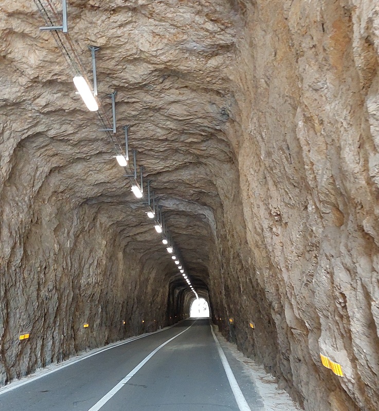 Tunel w skale przy plaży Cala Figuera