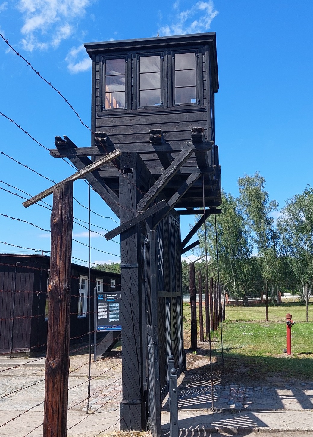 Wejscie do byłego obozu koncentracyjnego w Sztuwowie